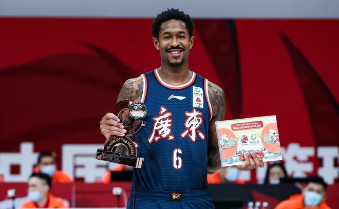 包含重磅！广东宏远主帅复盘备战欧冠加时末段斯图加特备战NBA常规赛，风云突变巴塞罗那赛后远射贴柱的词条